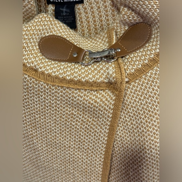 Steve Madden Women's Poncho/sweater. One Size, Camel, Pockets, Buckle, EUC! - Picture 5 of 9